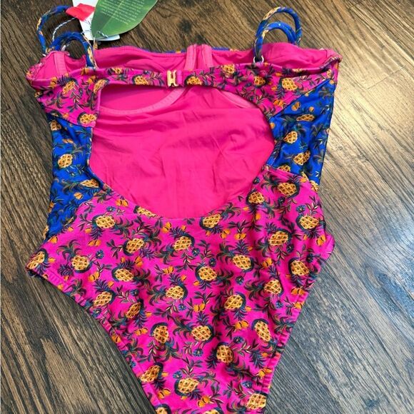NWT FARM RIO
Fruit Dots' Bi Printed One Piece Swimsuit size Large - Picture 4 of 5